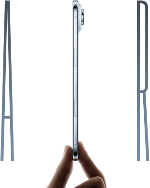 スカイブルーのiPhone Air、側面の外観。親指と人差し指で持った状態。非常に薄いデザイン、Fusionカメラシステム、サイドボタン、カメラコントロールボタン