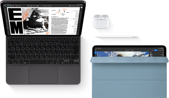 Magic Keyboardを取りつけたiPad Proの前面の外観、カラーはスペースブラック、丸みを帯びた四隅、ブラックのディスプレイベゼル、開いた状態、音楽を演奏している女性の写真と文章が表示された記事編集アプリがディスプレイに表示されている。ケースが開いた状態のAirPods 4、iPad ProにブルーのSmart Folioカバーが取りつけられ、Apple Pencil Proがデバイスの上に置かれている。カバーがわずかに開き、ディスプレイが見えている