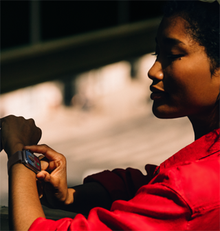 Apple Watch Series 11でメッセージアプリ内の会話を確認している人物