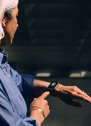 Apple Watch Series 11で高血圧に関するアラートを確認している人物