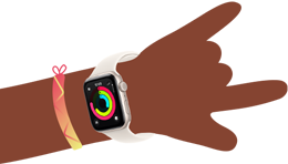 Apple Watch SE 3を装着した子どもの手首のイラスト。スクリーンにはアクティビティアプリが表示されている