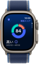 ナチュラルチタニウムケースのApple Watch Ultra 3。睡眠スコアの画面、円グラフによる内訳の表示、中央にスコア。ブルーのトレイルループバンド