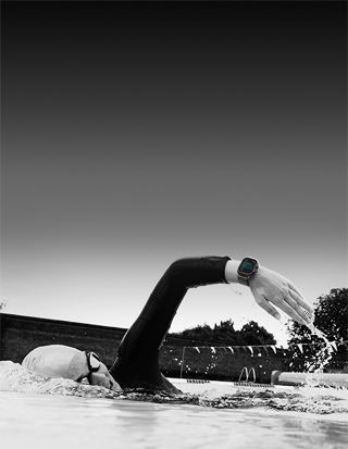 スイマーがApple Watch Ultra 3でワークアウトを記録している