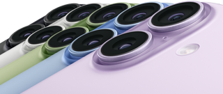 iPhone 17の背面の外観。Dual Fusionカメラシステムが見えている。ブラック、ホワイト、セージ、ミストブルー、ラベンダーの5つのカラーが重なって並んでいる